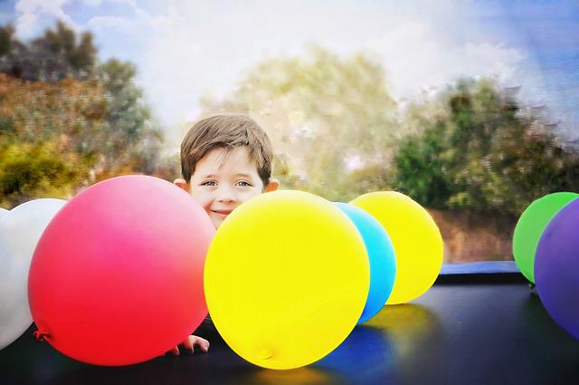 chlapec s balonky